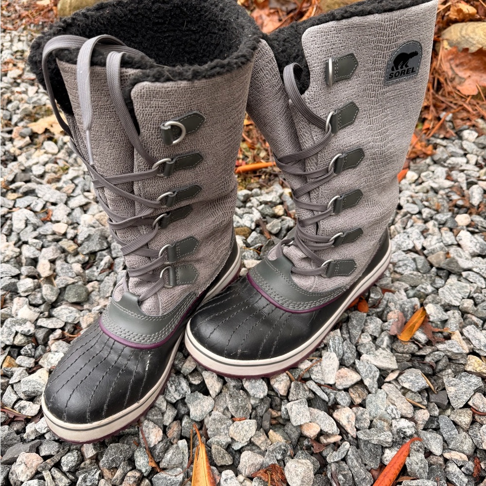 Sorel Tivoli Boots Charcoal, Purple and Black Winter Boots size 8 EUC